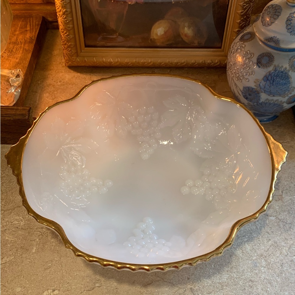 Vintage Anchor Hocking Milk Glass Grape Bowl with Gold Trim 8 1/2" diameter - Picture 2 of 7